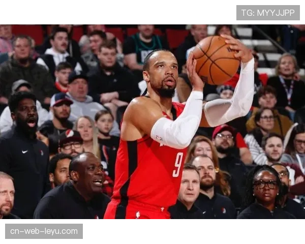 火箭半场4人得分上双 小史密斯领衔贡献16分助力球队表现亮眼